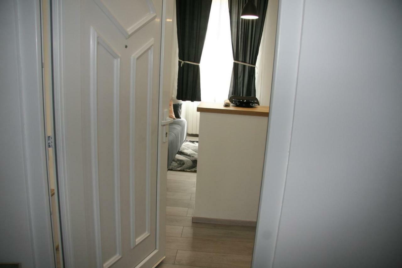 Stylish Apartment In City Center Pula Exterior foto
