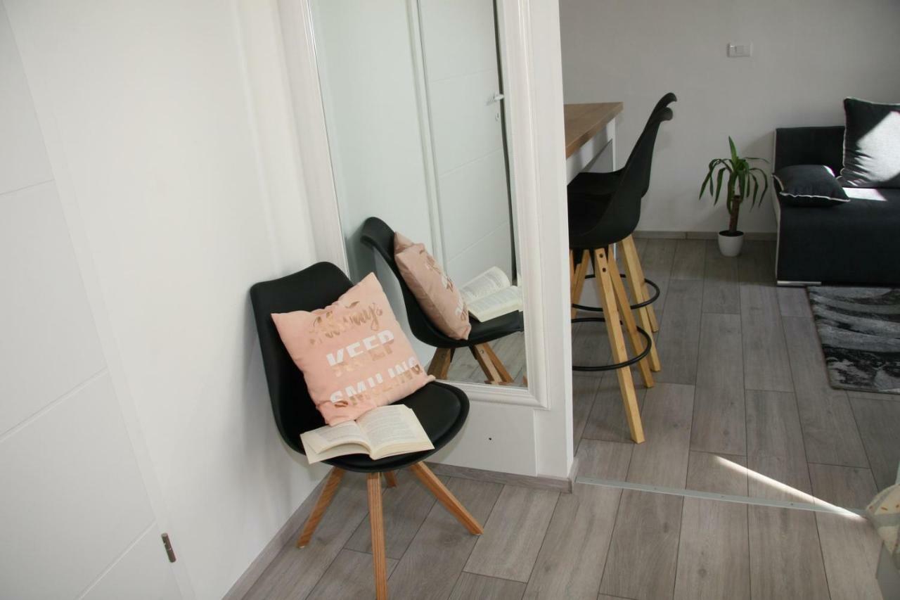 Stylish Apartment In City Center Pula Exterior foto