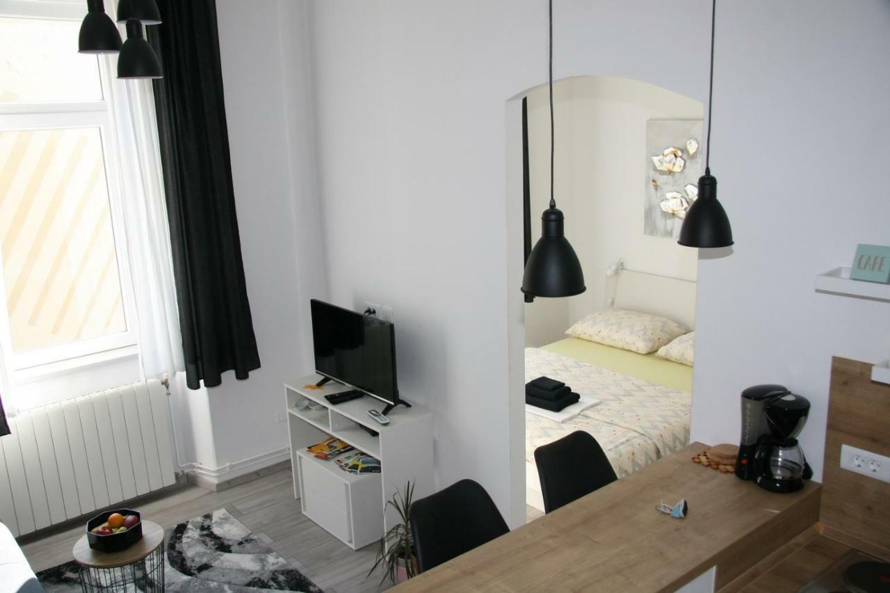 Stylish Apartment In City Center Pula Exterior foto